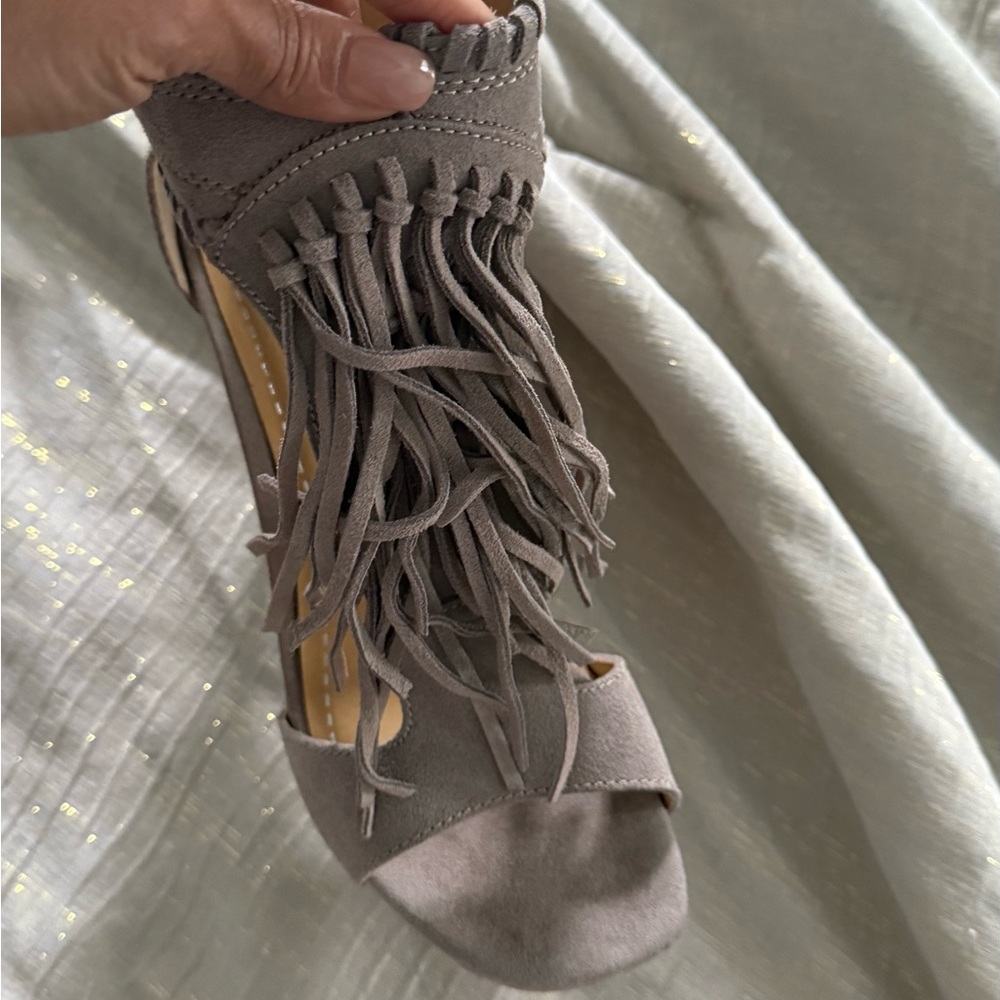 Chinese Laundry Santa Fe Taupe/Gray Suede Leather Fringe  Heel Sandals 10 EUC - Picture 9 of 11